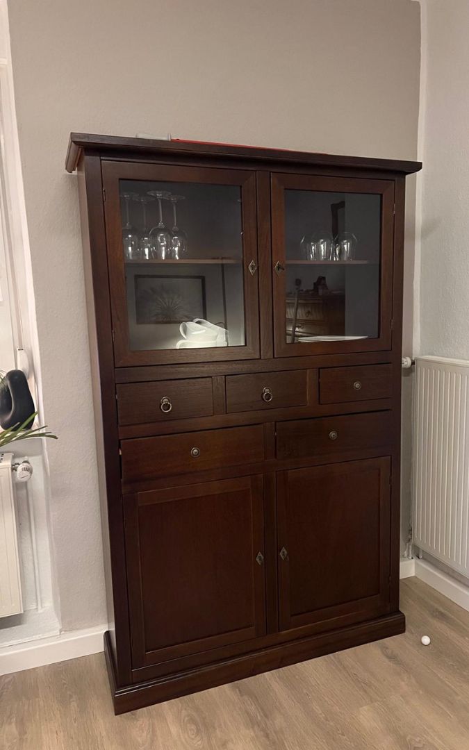 Dispensa classica in legno noce scuro con 5 cassetti e 4 ante, stile arte povera.